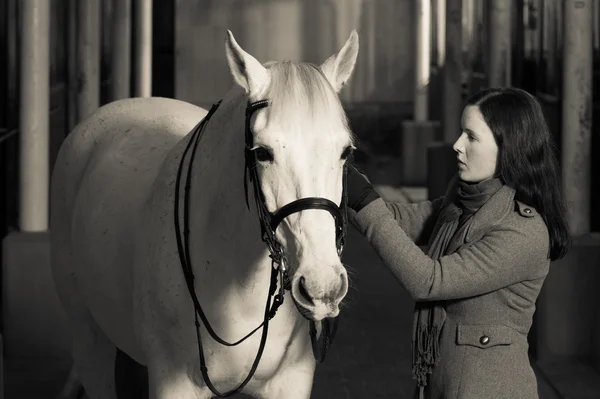 Kvinna och häst — Stockfoto