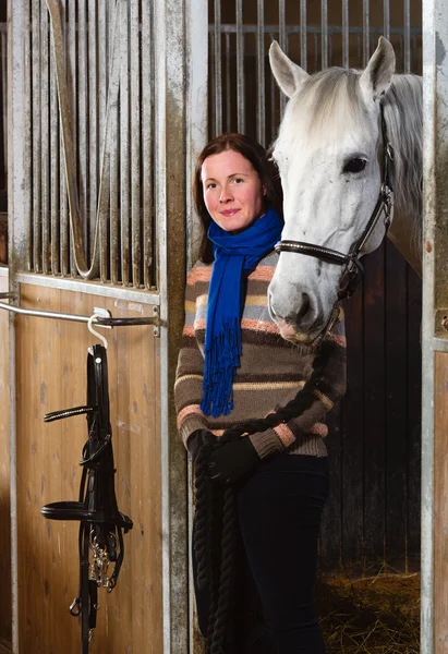 Vrouw en paard — Stockfoto