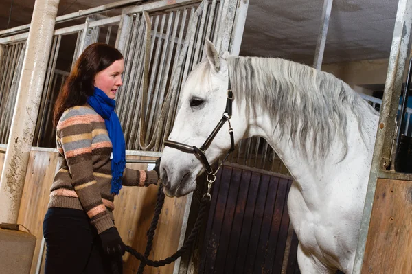 Vrouw en paard — Stockfoto