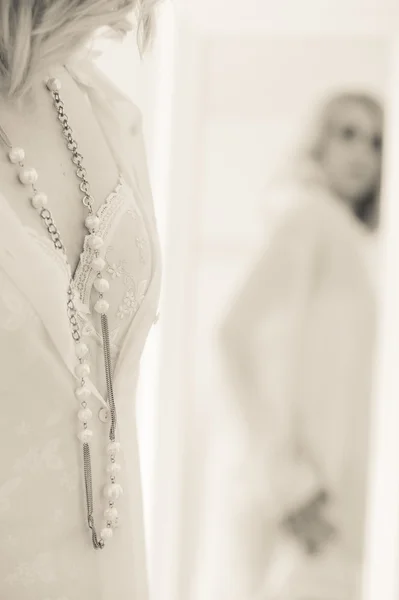 Woman and mirror — Stock Photo, Image