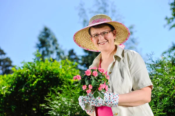 Mujer y flores —  Fotos de Stock