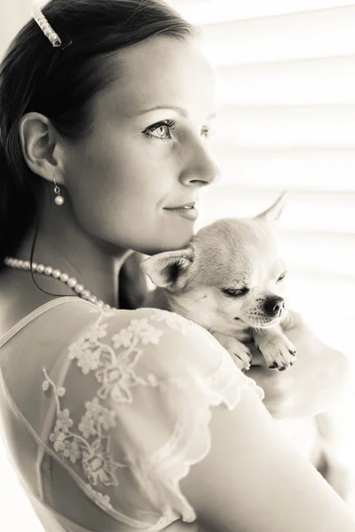 Mujer y chihuahua — Foto de Stock