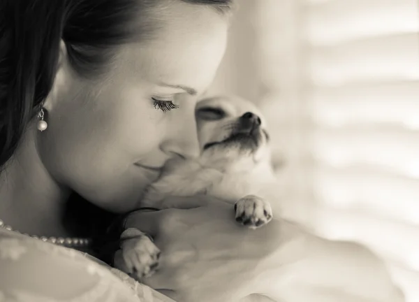 Mujer y chihuahua — Foto de Stock