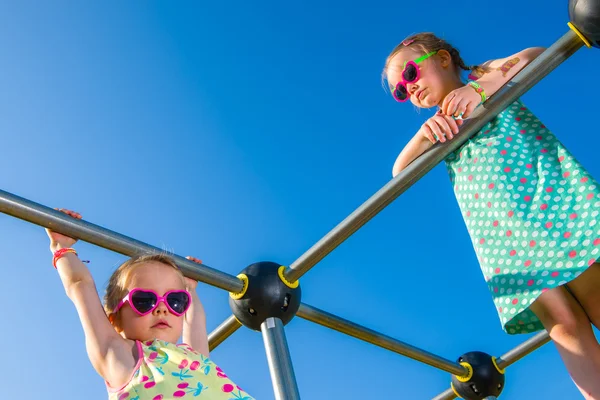 Meisjes en jungle gym — Stockfoto