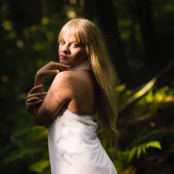 女性と森林 — ストック写真