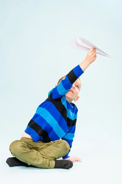 Junge und Papierflugzeug — Stockfoto