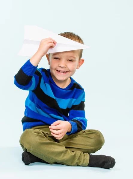 Мальчик и бумажный самолет — стоковое фото