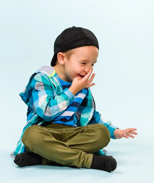 Verspielter kleiner Junge — Stockfoto