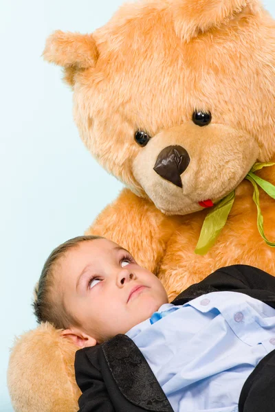 Kleine jongen en teddy bear — Stockfoto