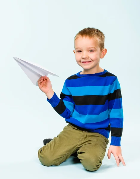Avión de papel y niño — Foto de Stock