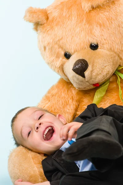 Kleiner Junge und Teddybär — Stockfoto