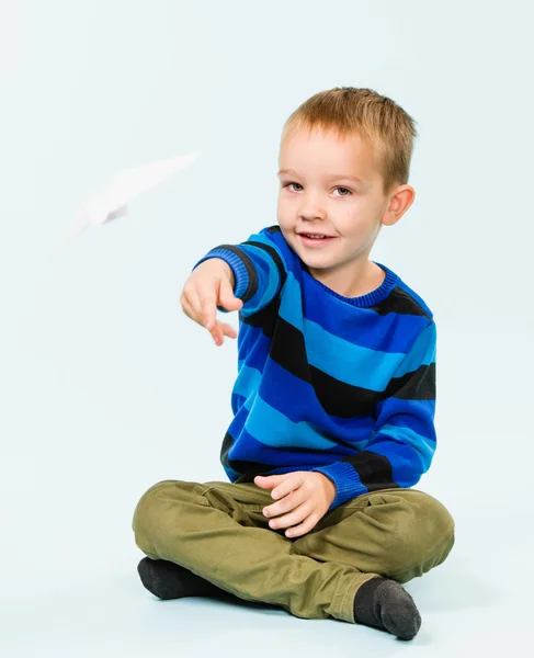 Çocuk ve kağıt uçak — Stok fotoğraf