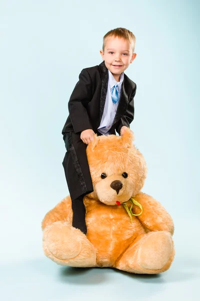 Kleiner Junge und Teddybär — Stockfoto