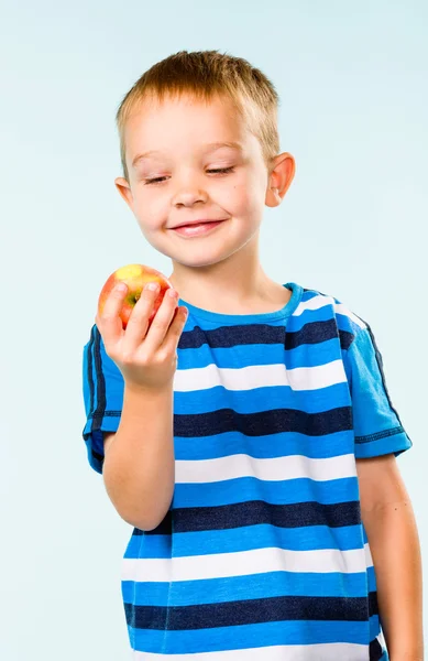Chłopiec i jabłko — Zdjęcie stockowe