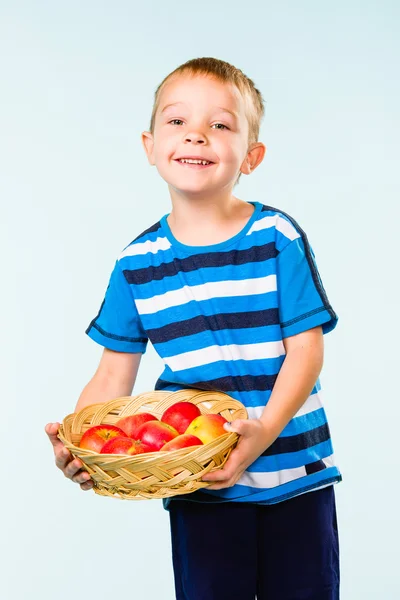 Menino e cesta de frutas — Fotografia de Stock