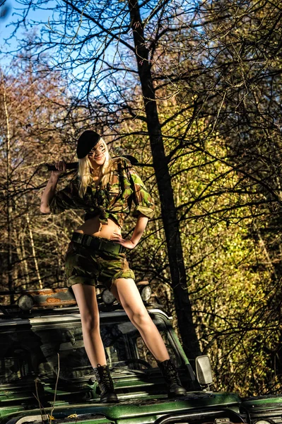 女の子とオフロード車両 — ストック写真
