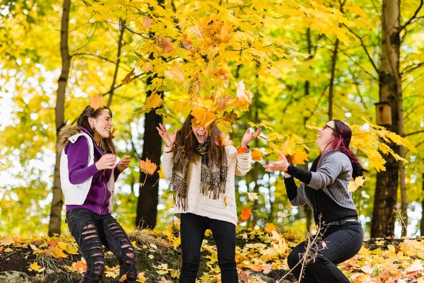 Hermanas y otoño —  Fotos de Stock