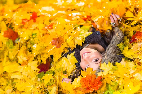 Fille et feuilles d'érable — Photo