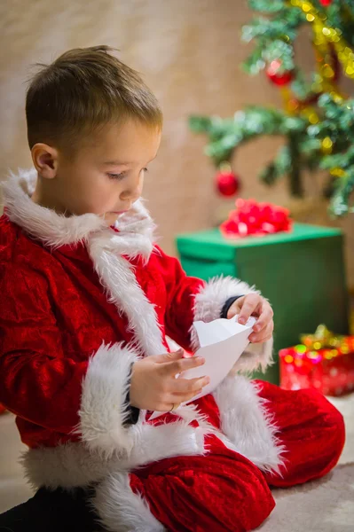 Niño y letra — Foto de Stock