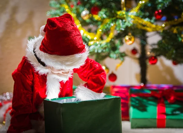 Junge und Weihnachtsgeschenk — Stockfoto