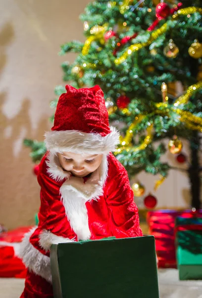 Junge und Weihnachtsgeschenk — Stockfoto