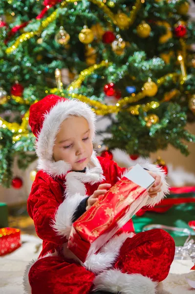 Junge und Weihnachtsgeschenk — Stockfoto