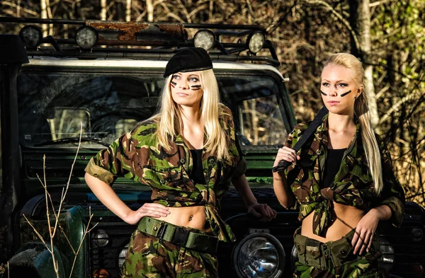 여자와 오프 로드 차량 — 스톡 사진