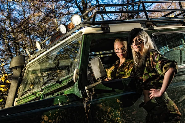 Mädchen und Geländewagen — Stockfoto