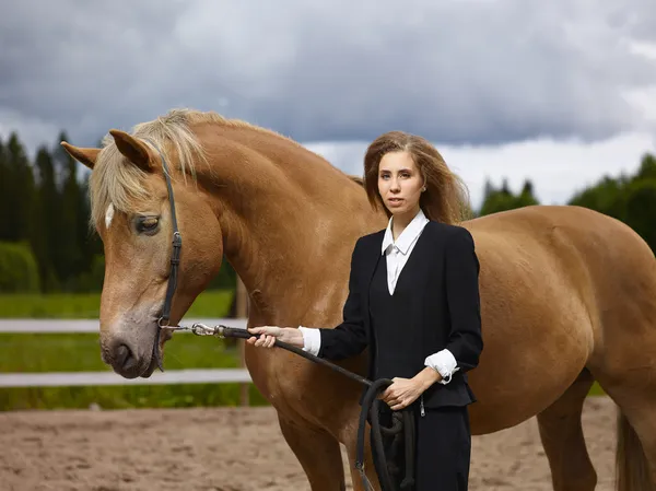 Jovem mulher e cavalo — Fotografia de Stock