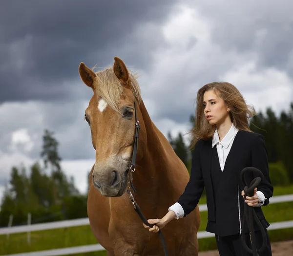 Ung kvinna och häst — Stockfoto