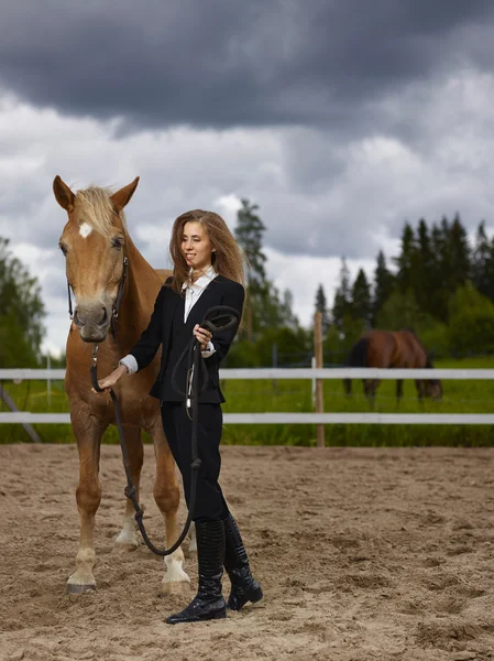 若い女性および馬 — ストック写真