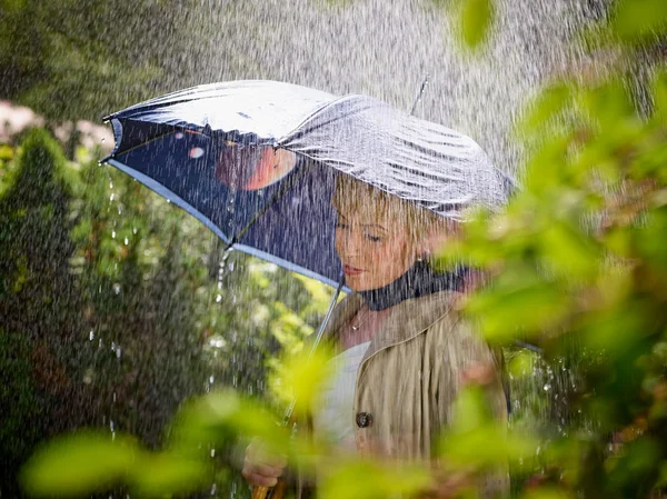 Femme et parapluie — Photo