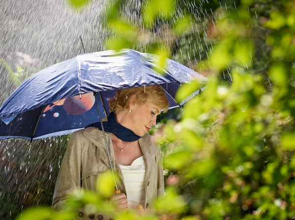 Femme et parapluie — Photo