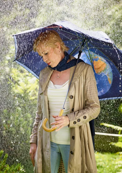 Kadın ve şemsiye — Stok fotoğraf