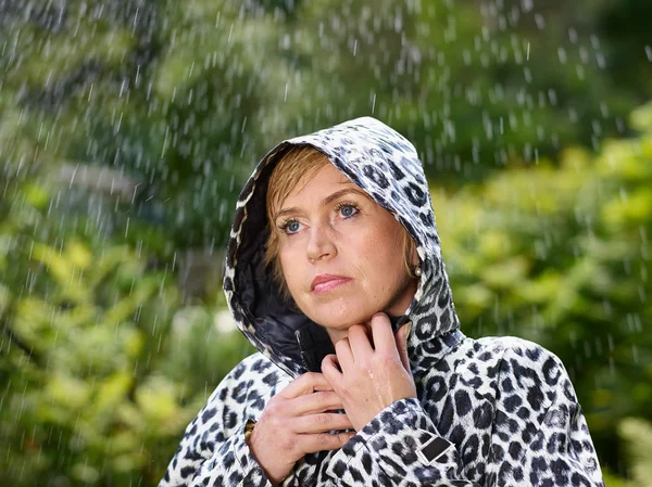 Nő és esőkabát — Stock Fotó