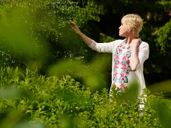 Mujer en el jardín — Foto de Stock