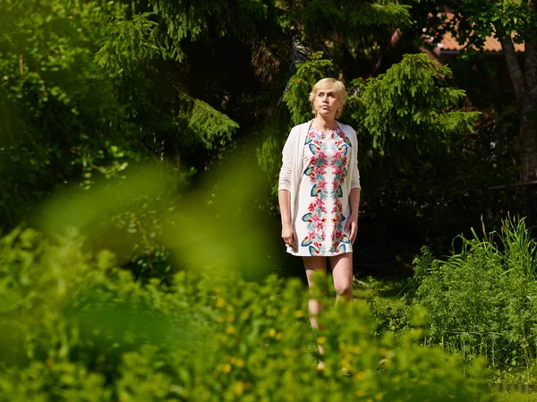 Mujer en el jardín — Foto de Stock