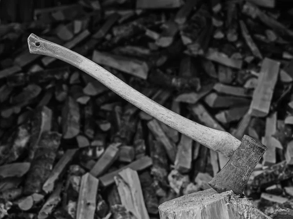 Сокира і woodpile — стокове фото
