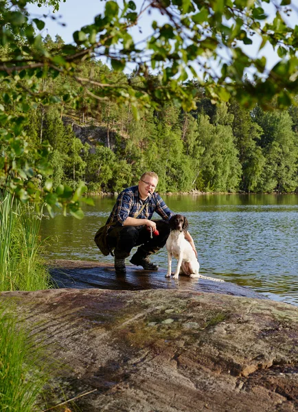 Hunter och valp — Stockfoto