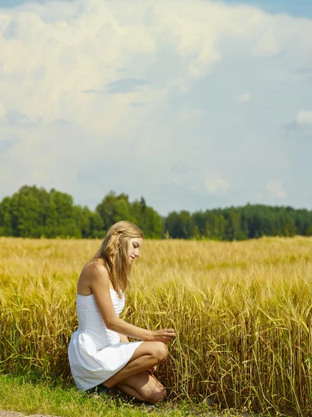 Kuchyňské krásná mladá žena — Stock fotografie