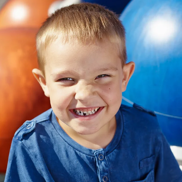 Мальчик и молочный зуб — стоковое фото