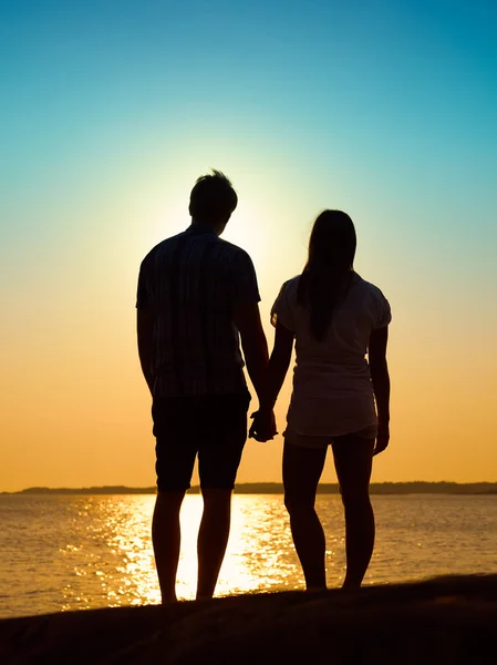 Junges Paar und Sonnenuntergang — Stockfoto