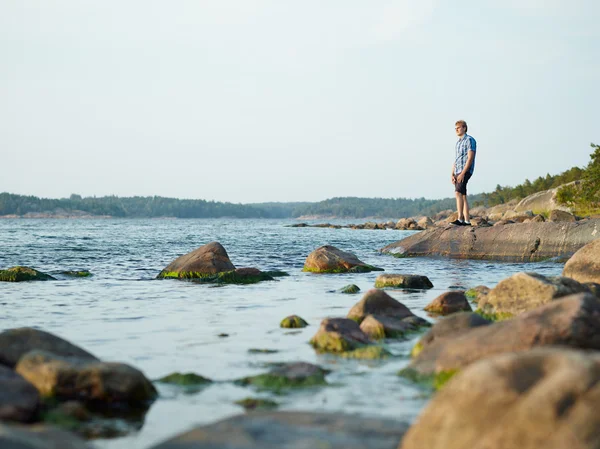 L'uomo sulla riva — Foto Stock