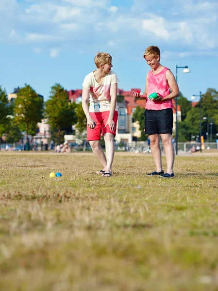 Twee vrouwen en jeu de boules spel — Stockfoto
