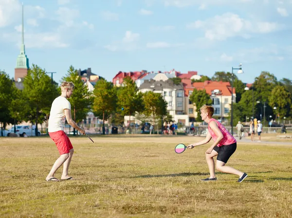 Två kvinnor och sommaren spel — Stockfoto