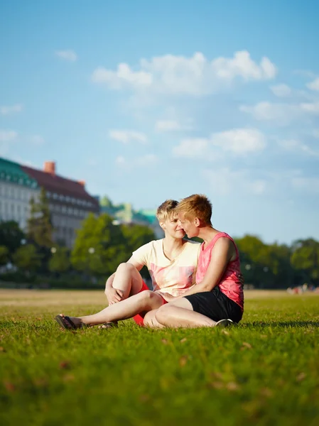 Frauen umarmen — Stockfoto