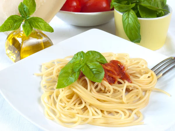 Spaghetti med tomater — Stockfoto