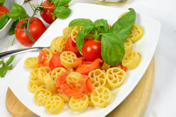 Nudelrollen mit frischen Tomaten — Stockfoto