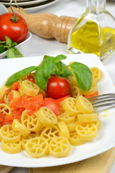 Ruedas de pasta con tomates frescos —  Fotos de Stock