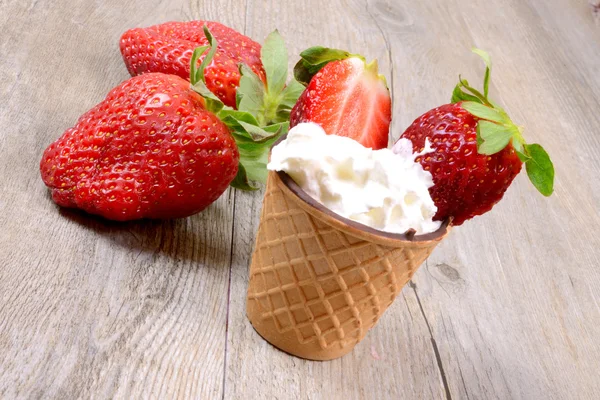 Dessert with strawberries — Stock Photo, Image